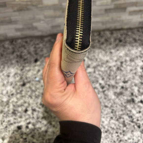 Louis Vuitton game on white Zippy Wallet - Picture 6 of 13